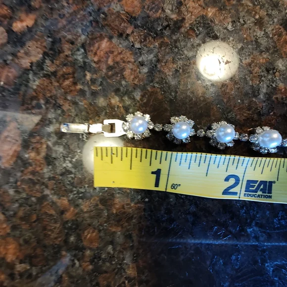 NWT Elegant Faux Pearl and Austrian Crystal Jewelry Set - Picture 7 of 8